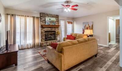Private Efficiency And Cozy Backyard Oasis - Spacious Charming Retreat - Tulsa, OK