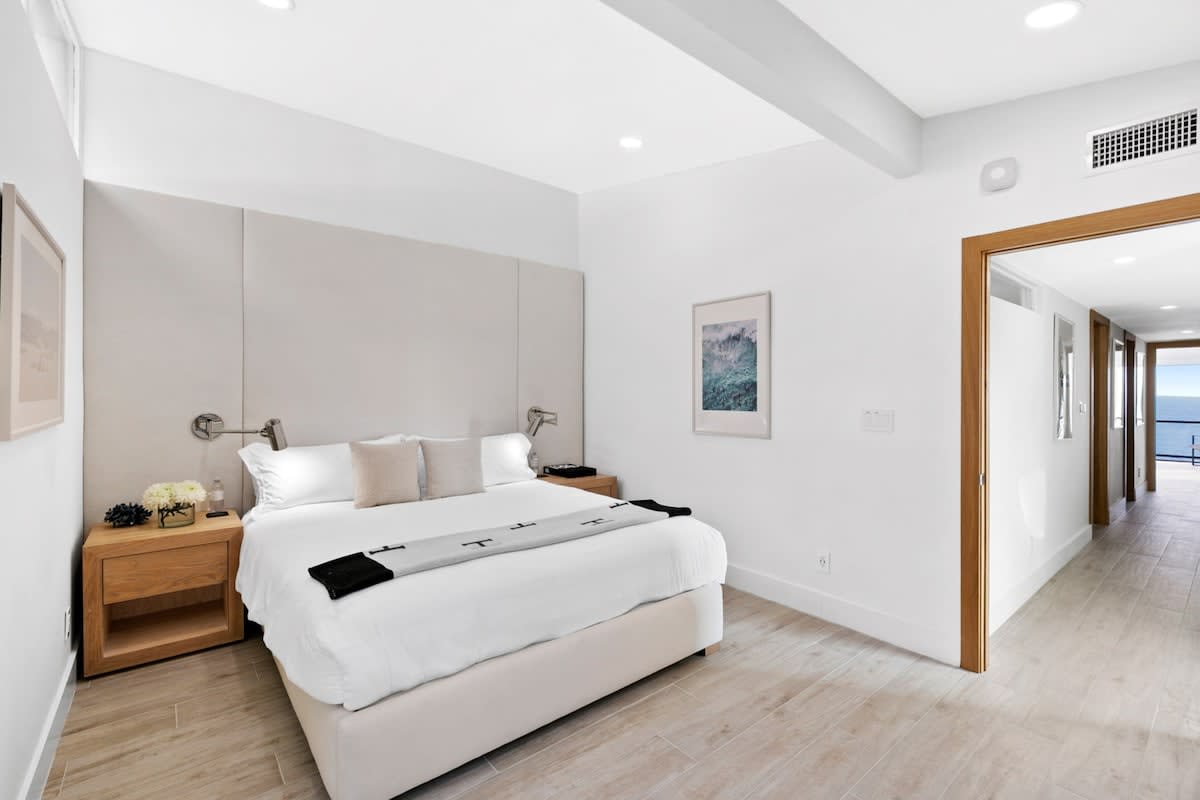 Guest bedroom with queen bed