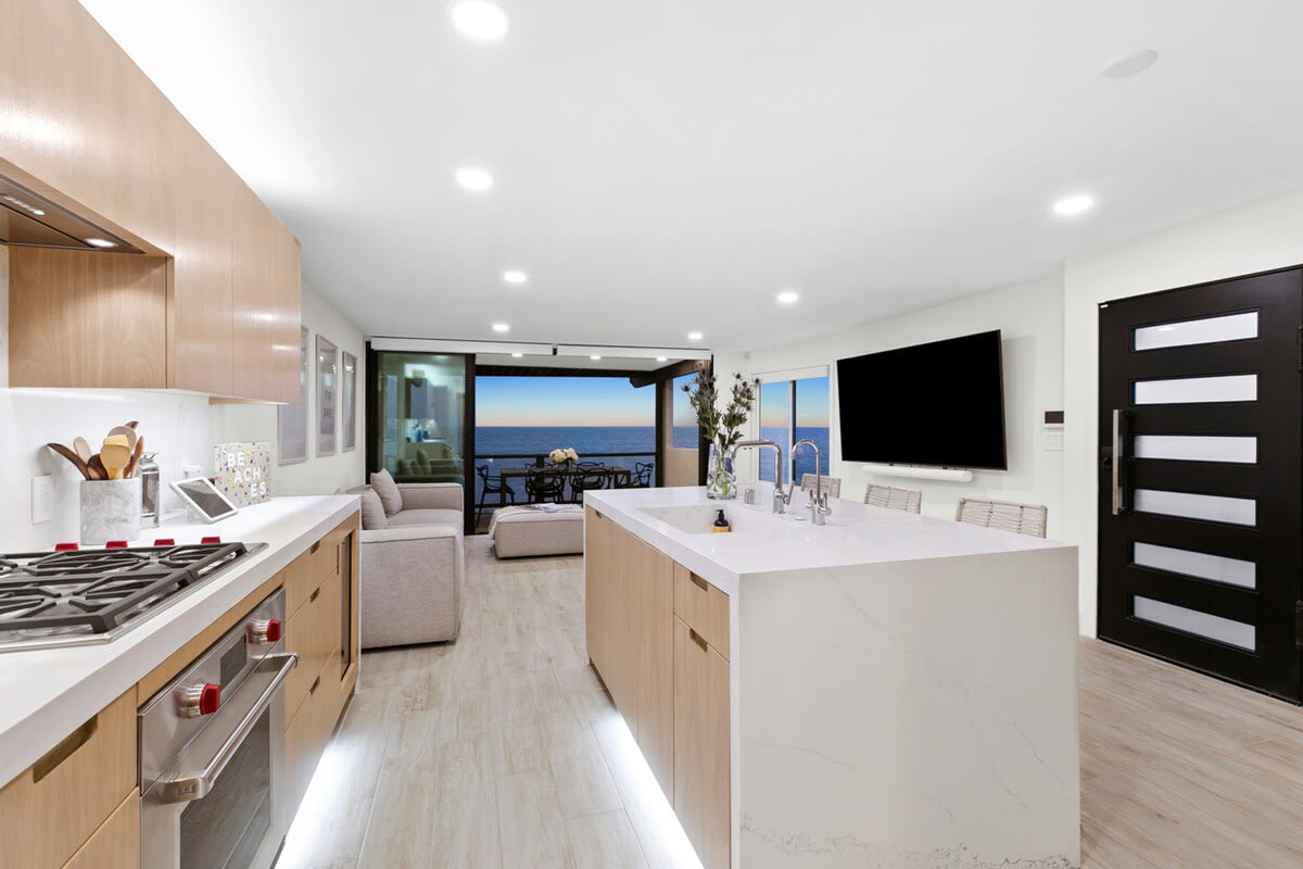 Under lit kitchen, spot free dishwasher