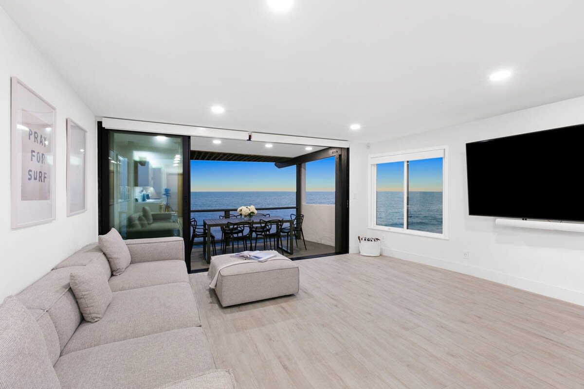 Amazing ocean views from the couch.