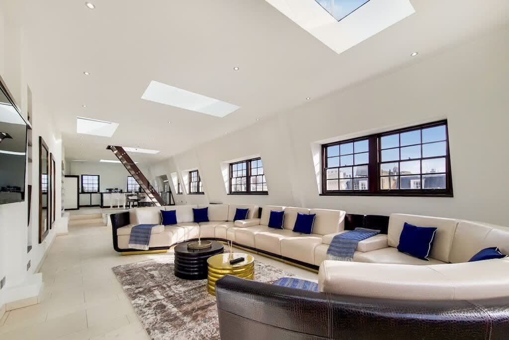 Elegant Belgravia Apartment with Panoramic Views