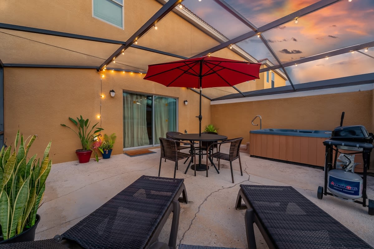 HOT TUB and free clubhouse Miles from Disney