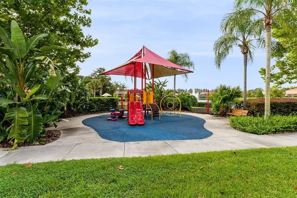 HOT TUB and free clubhouse Miles from Disney