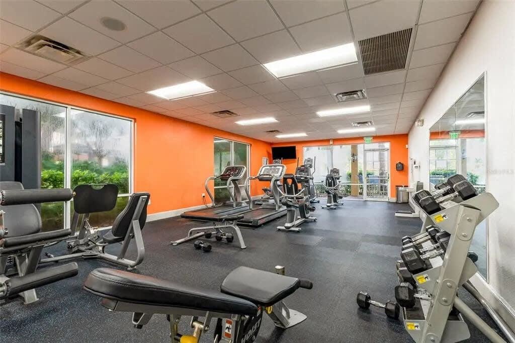 HOT TUB and free clubhouse Miles from Disney