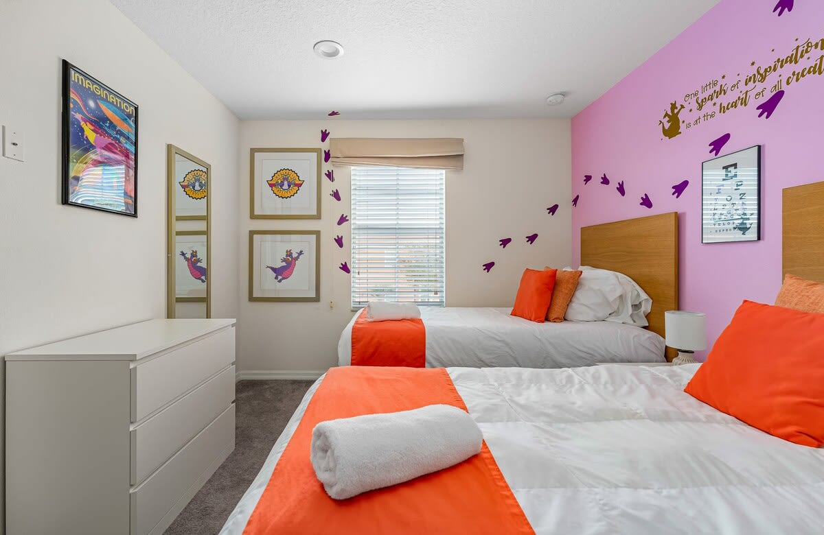 HOT TUB and free clubhouse Miles from Disney