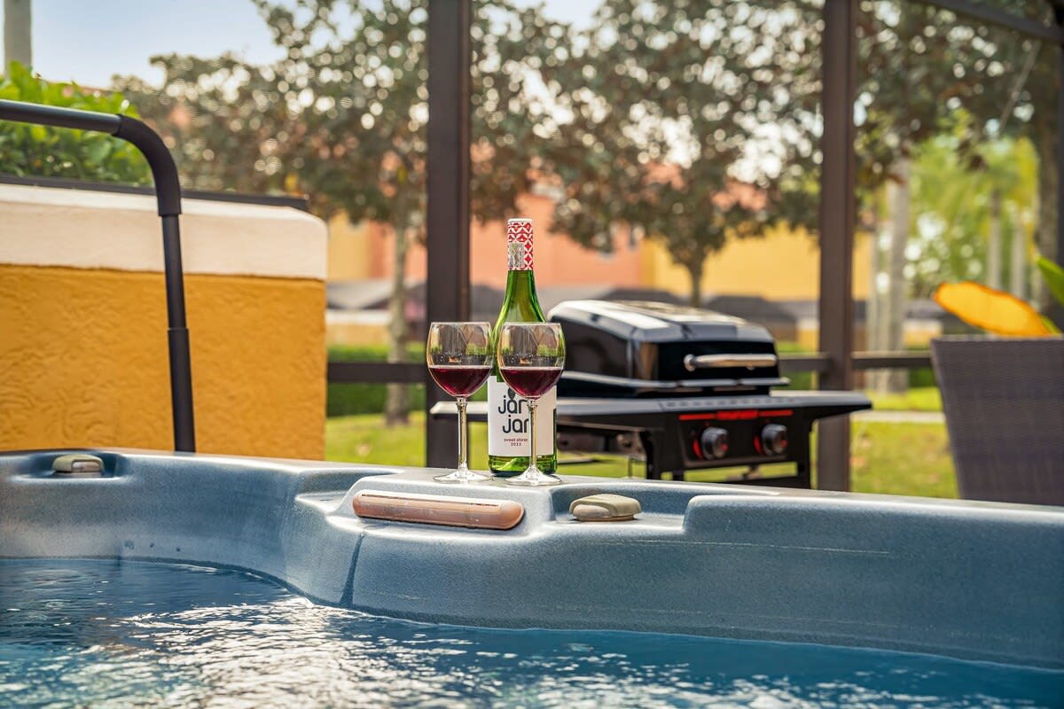 HOT TUB and free clubhouse Miles from Disney