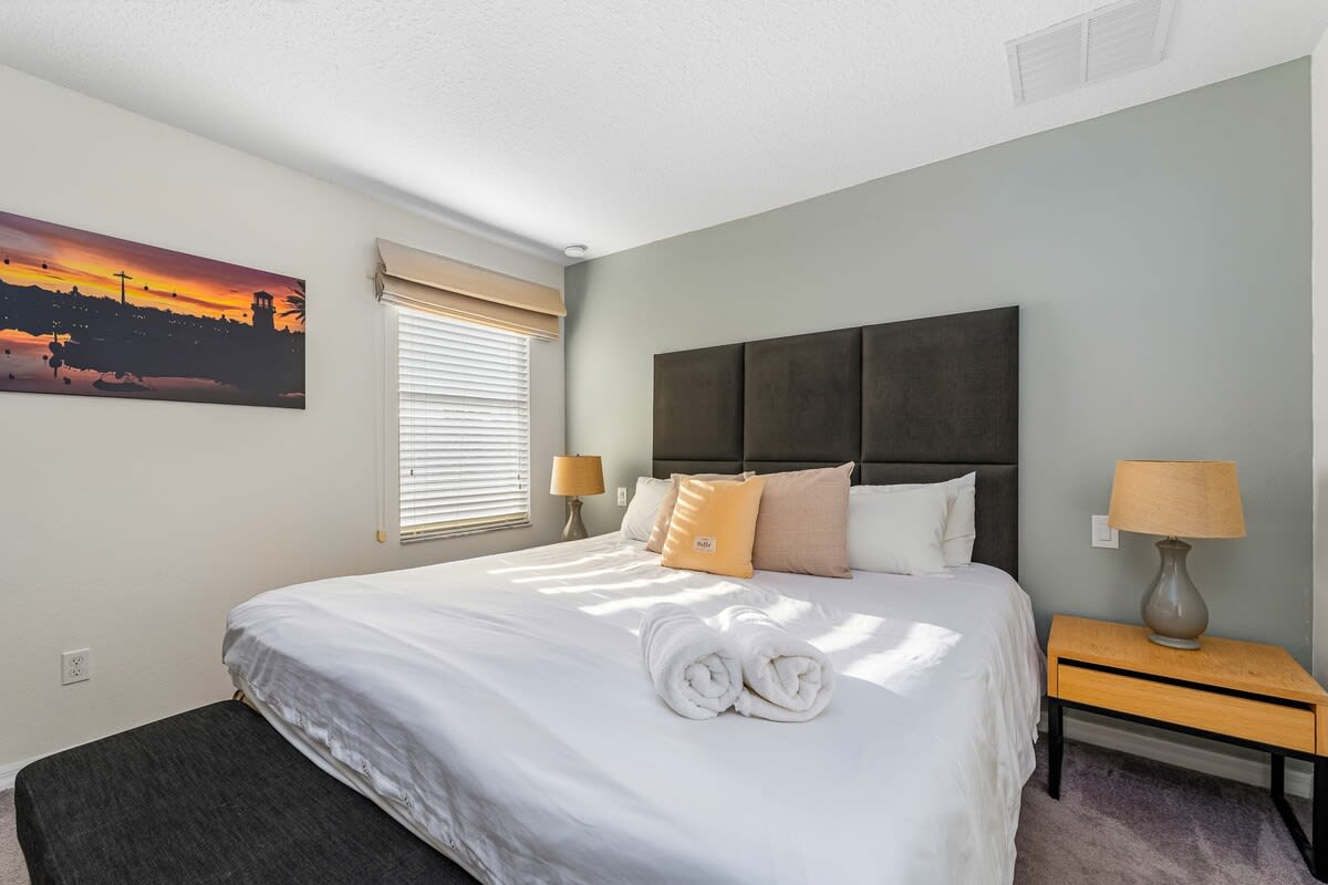 HOT TUB and free clubhouse Miles from Disney