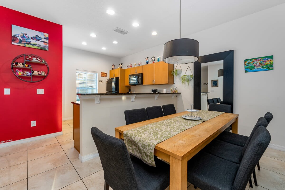 HOT TUB and free clubhouse Miles from Disney