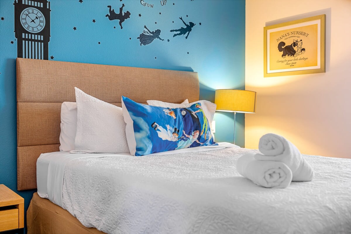 HOT TUB and free clubhouse Miles from Disney