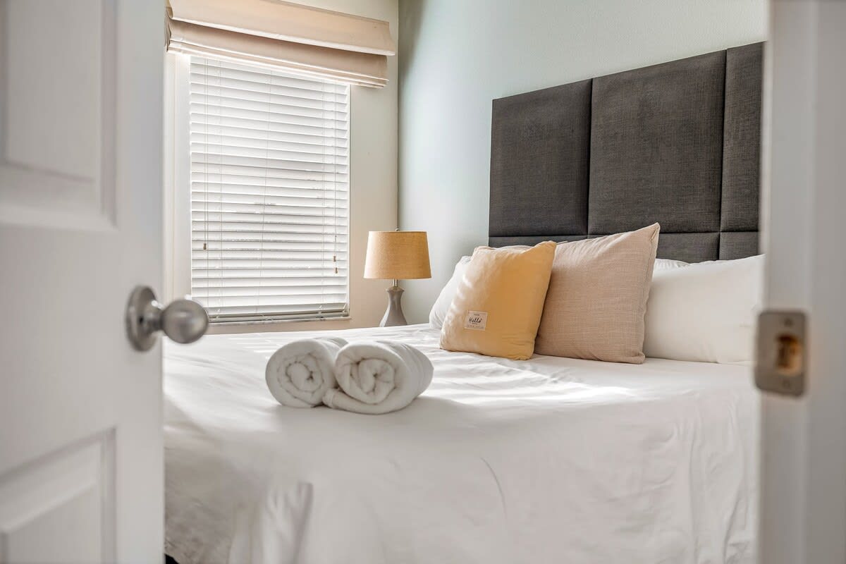 HOT TUB and free clubhouse Miles from Disney