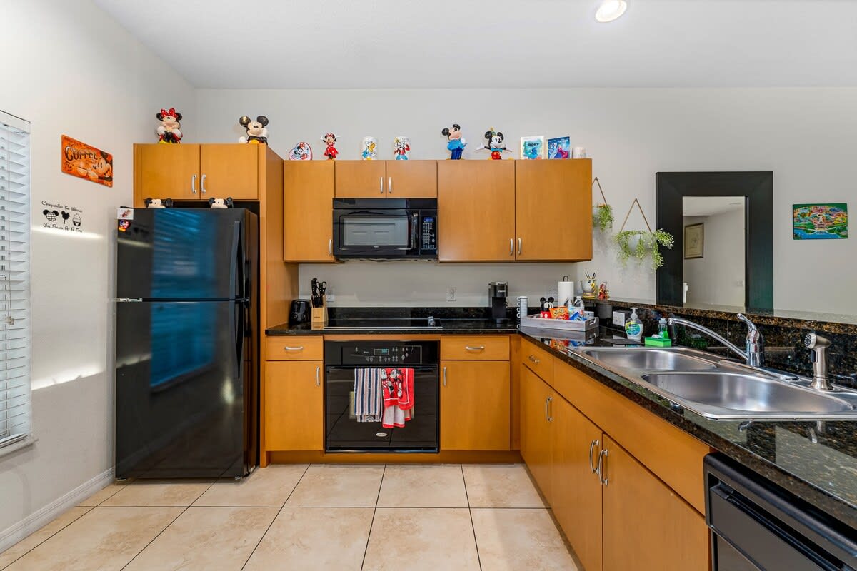 HOT TUB and free clubhouse Miles from Disney