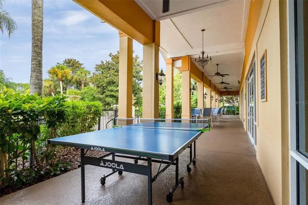 HOT TUB and free clubhouse Miles from Disney