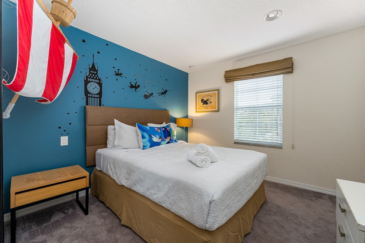 HOT TUB and free clubhouse Miles from Disney