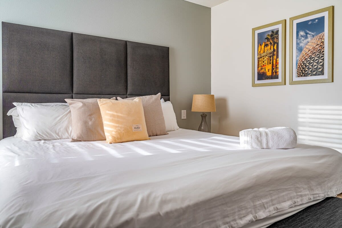 HOT TUB and free clubhouse Miles from Disney