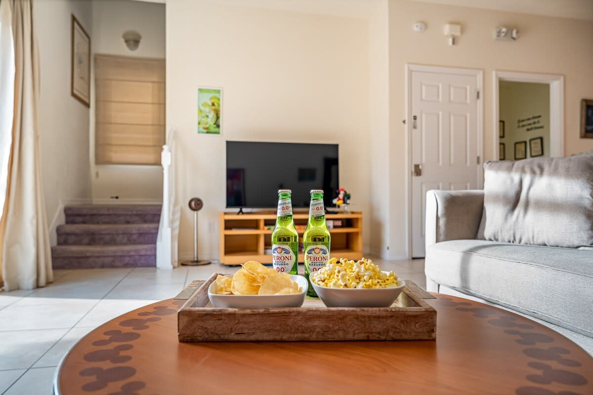 HOT TUB and free clubhouse Miles from Disney