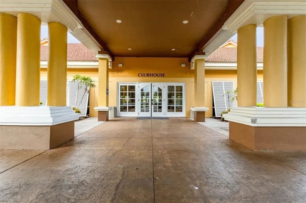 HOT TUB and free clubhouse Miles from Disney