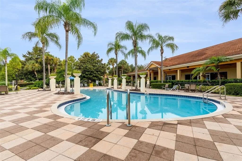 HOT TUB and free clubhouse Miles from Disney