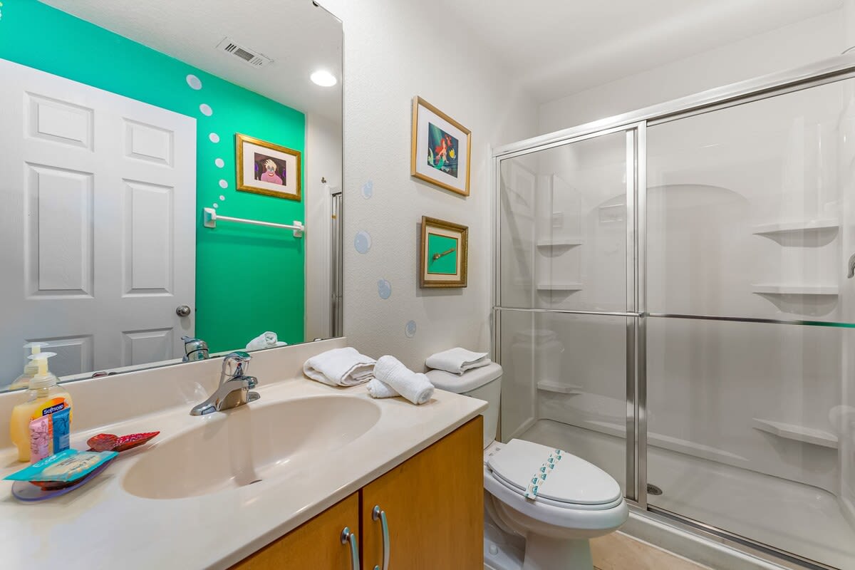 HOT TUB and free clubhouse Miles from Disney