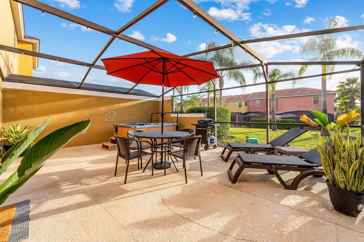 HOT TUB and free clubhouse Miles from Disney