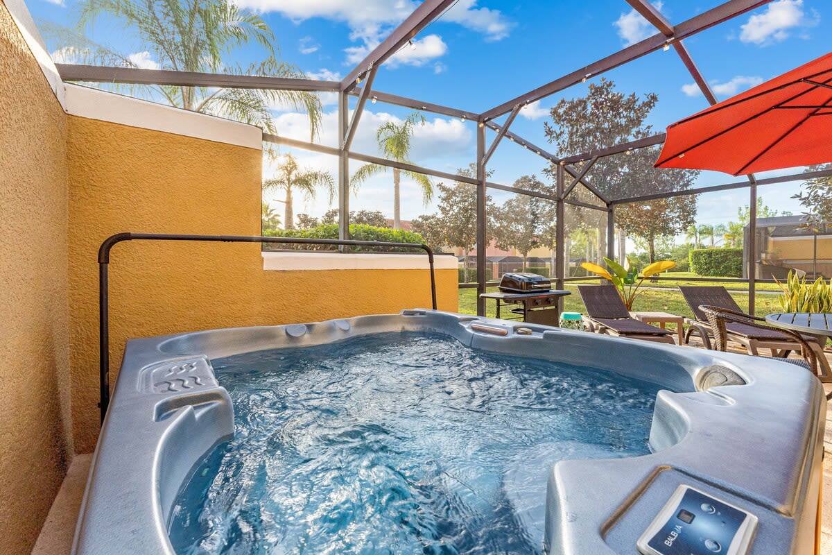 HOT TUB and free clubhouse Miles from Disney