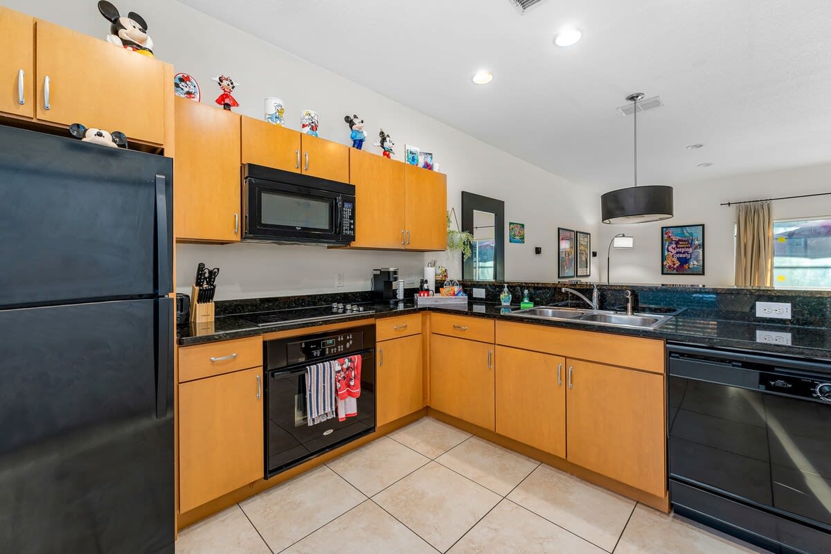 HOT TUB and free clubhouse Miles from Disney