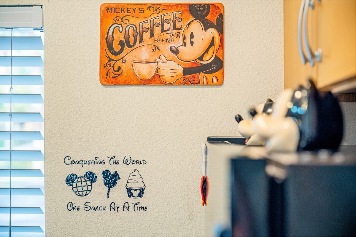 HOT TUB and free clubhouse Miles from Disney