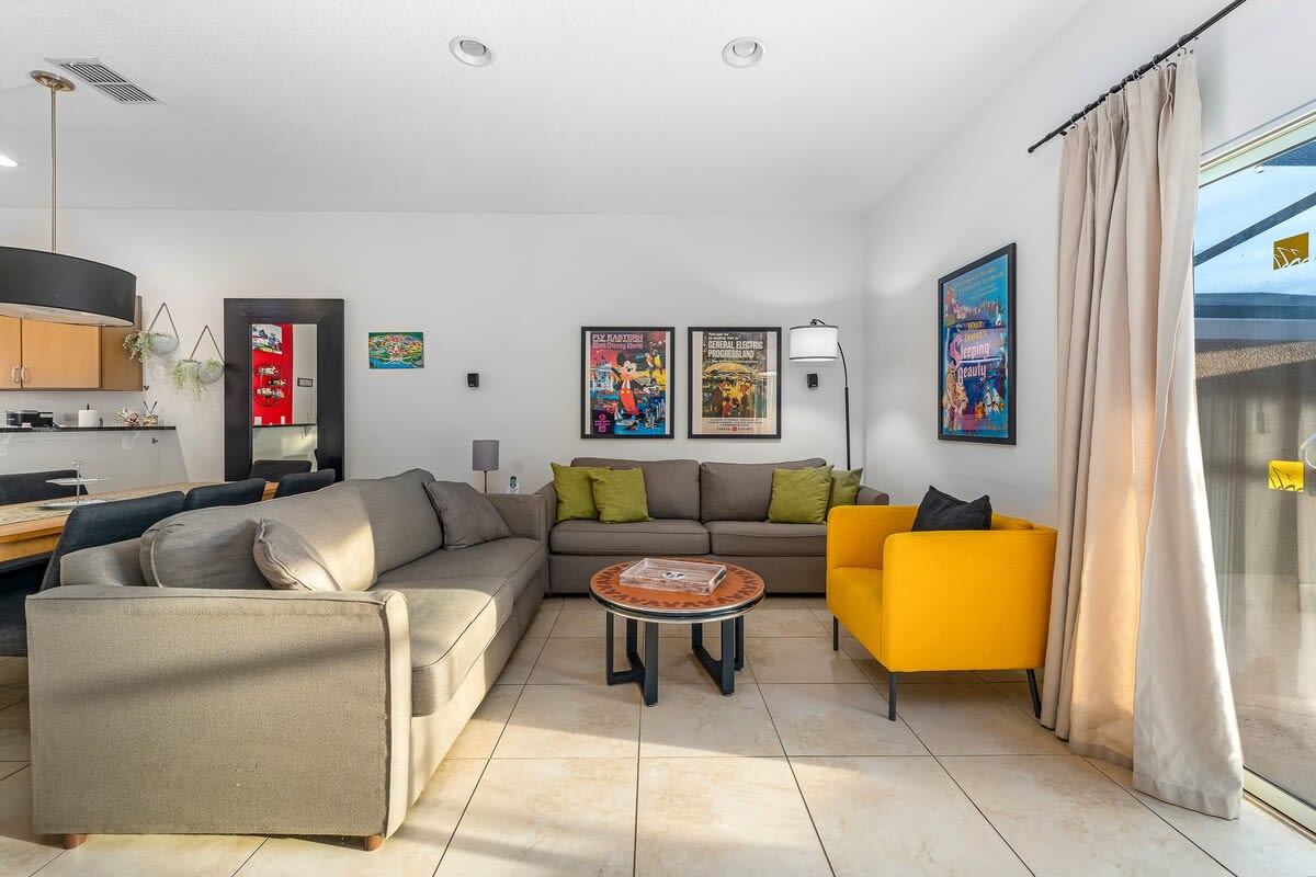 HOT TUB and free clubhouse Miles from Disney