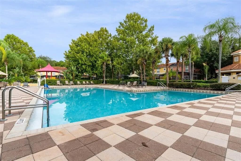 HOT TUB and free clubhouse Miles from Disney