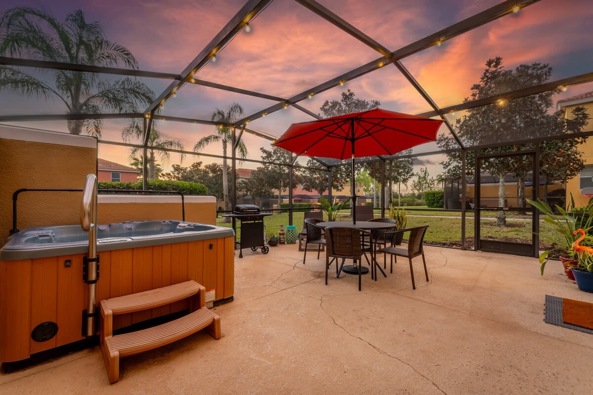 HOT TUB and free clubhouse Miles from Disney