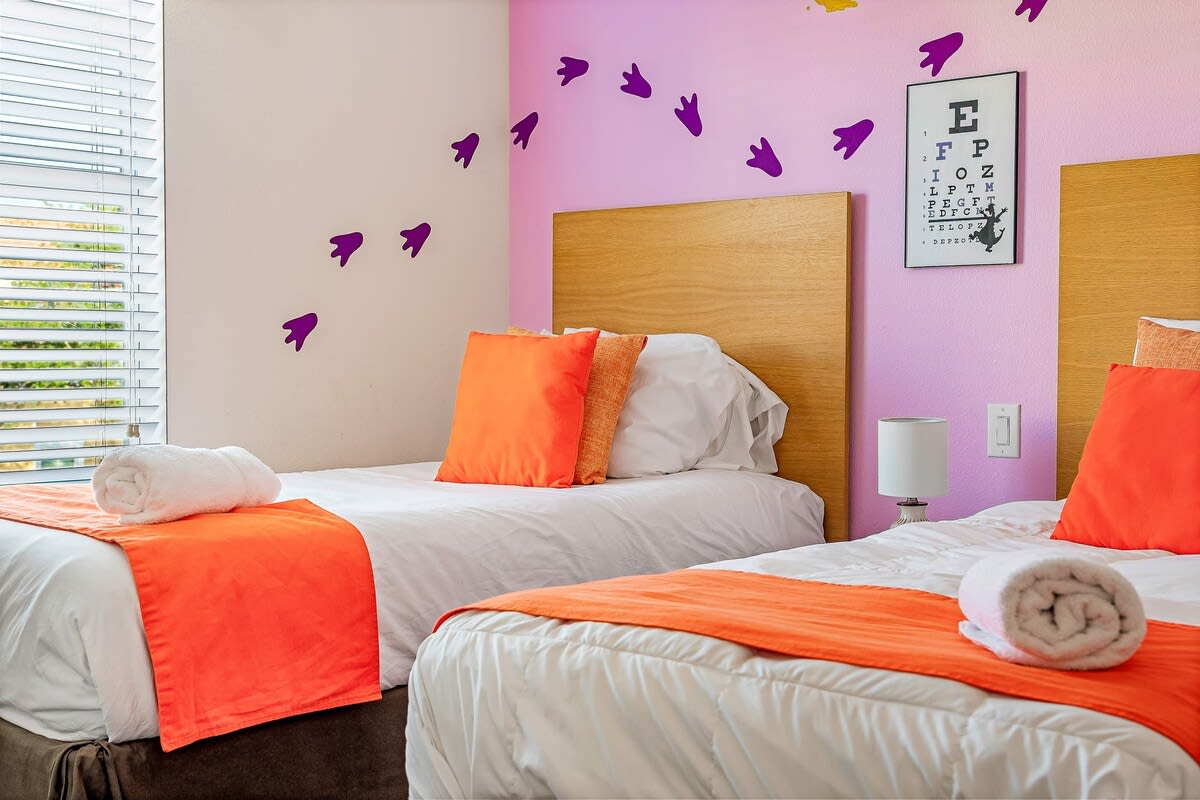 HOT TUB and free clubhouse Miles from Disney