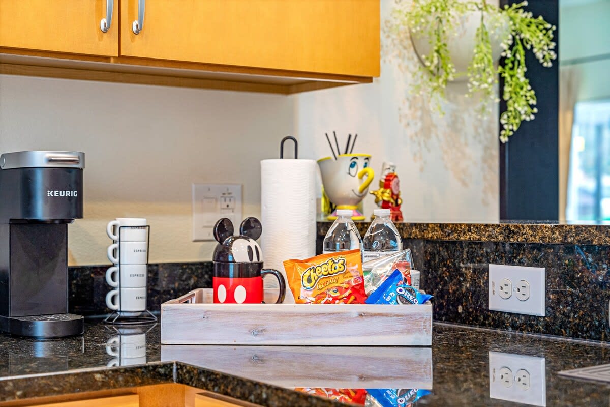 HOT TUB and free clubhouse Miles from Disney