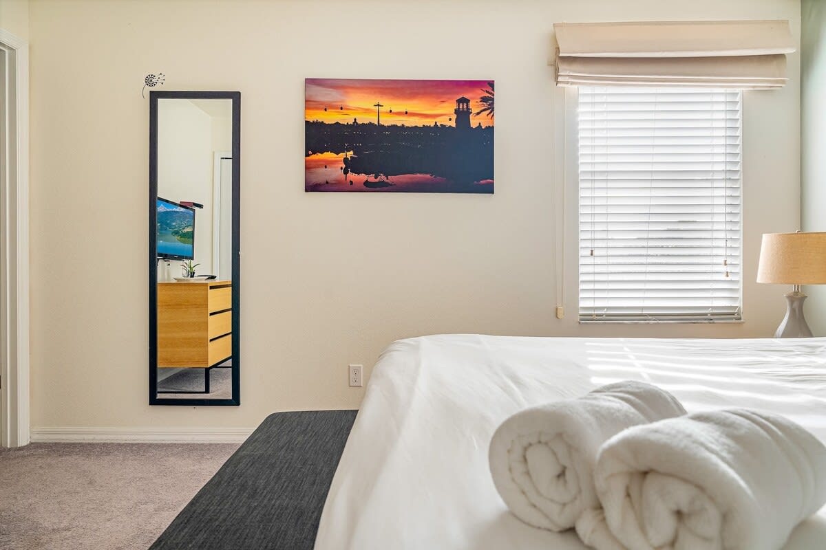 HOT TUB and free clubhouse Miles from Disney