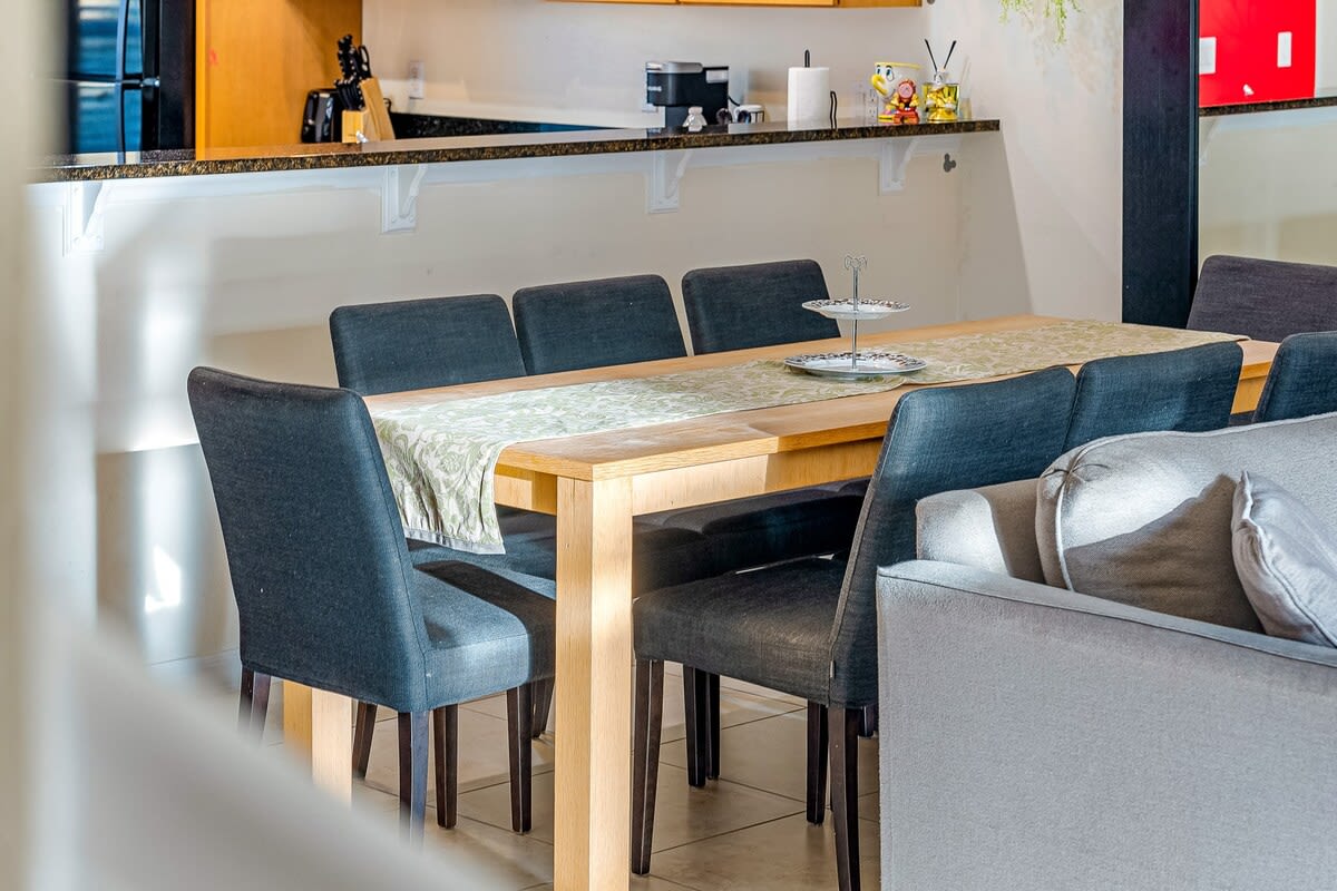 HOT TUB and free clubhouse Miles from Disney