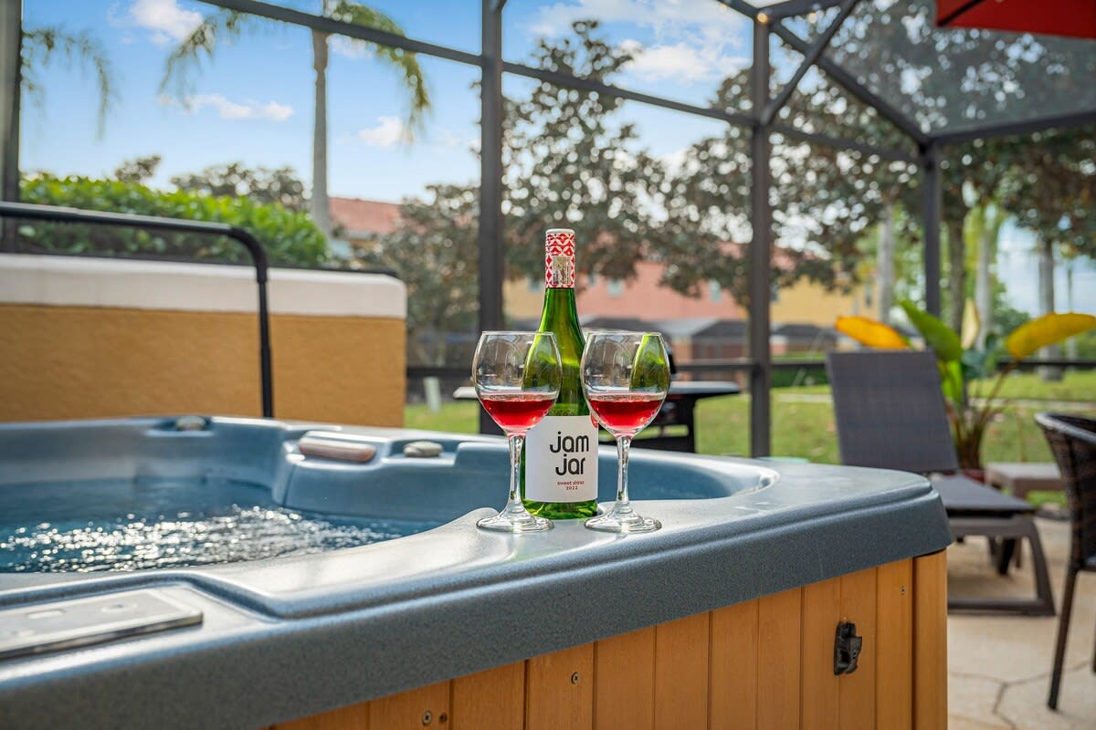 HOT TUB and free clubhouse Miles from Disney