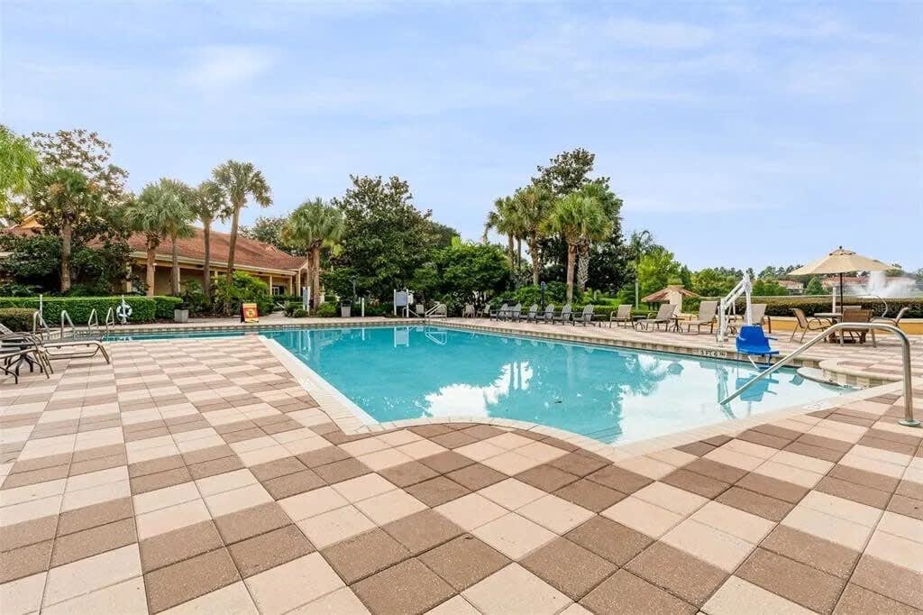 HOT TUB and free clubhouse Miles from Disney