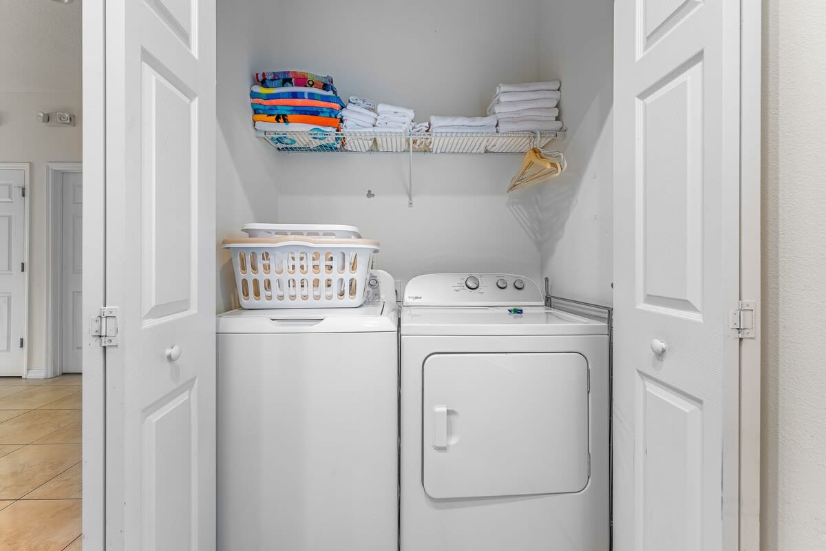 HOT TUB and free clubhouse Miles from Disney