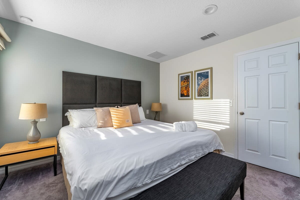 HOT TUB and free clubhouse Miles from Disney