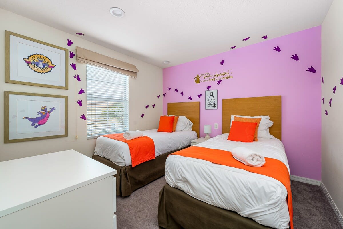 HOT TUB and free clubhouse Miles from Disney