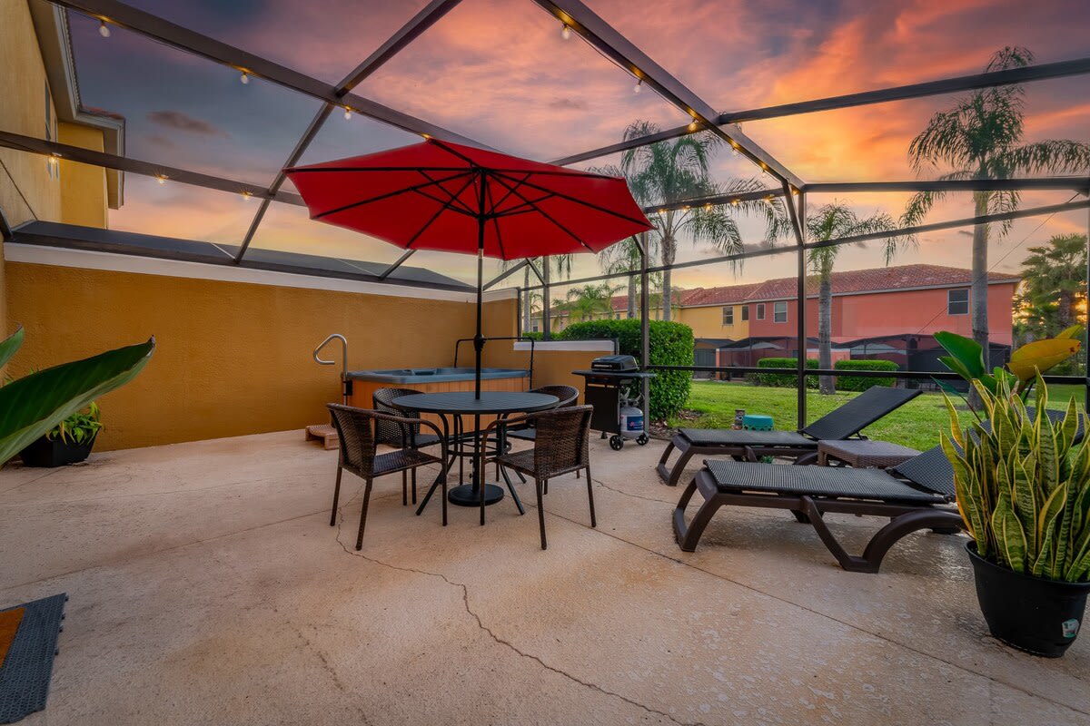 HOT TUB and free clubhouse Miles from Disney