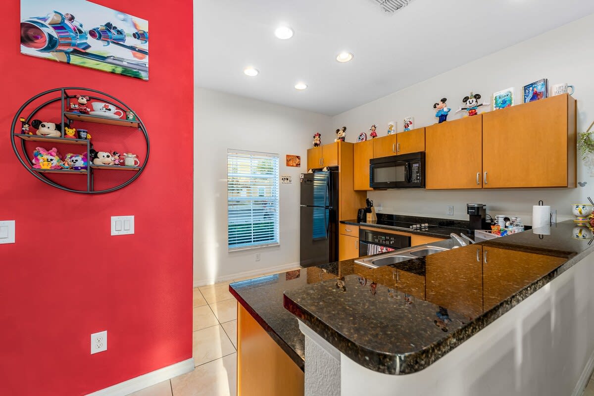 HOT TUB and free clubhouse Miles from Disney