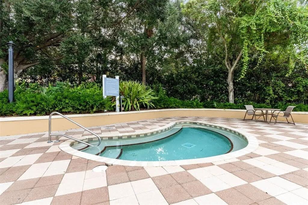 HOT TUB and free clubhouse Miles from Disney