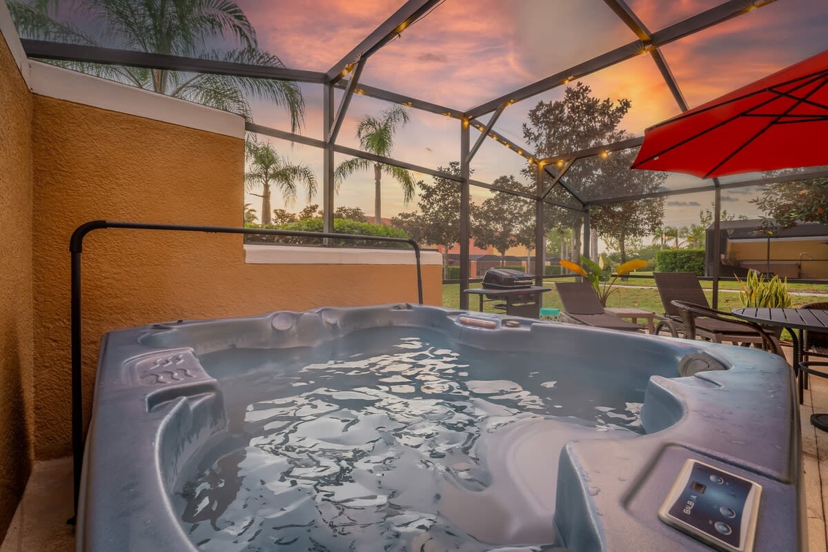 HOT TUB and free clubhouse Miles from Disney