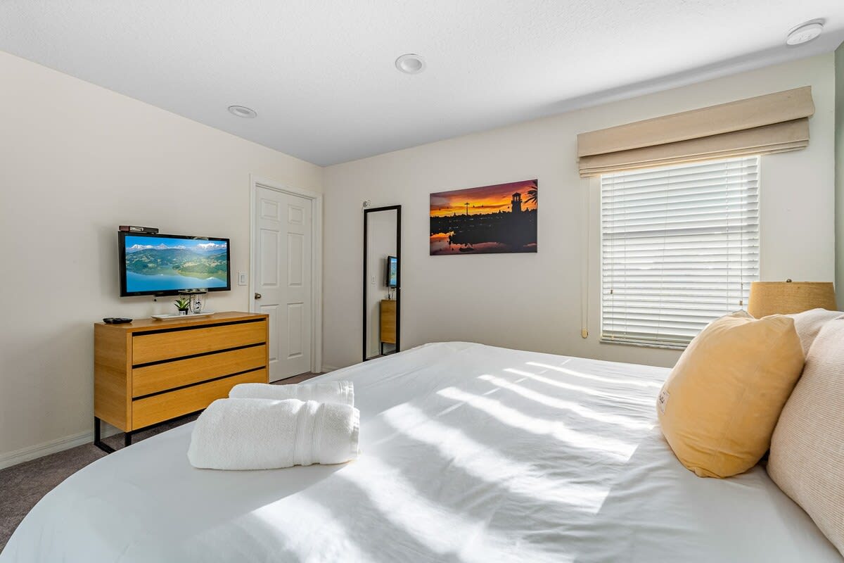 HOT TUB and free clubhouse Miles from Disney