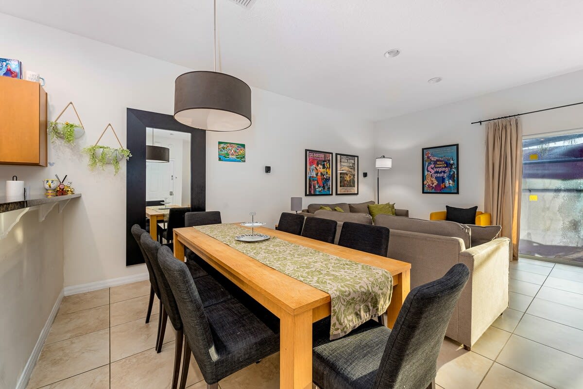 HOT TUB and free clubhouse Miles from Disney