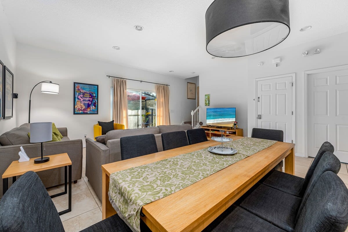 HOT TUB and free clubhouse Miles from Disney