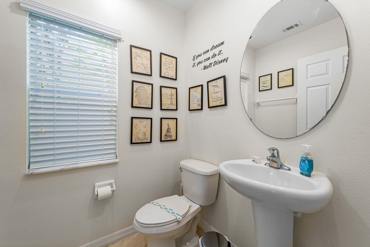 HOT TUB and free clubhouse Miles from Disney