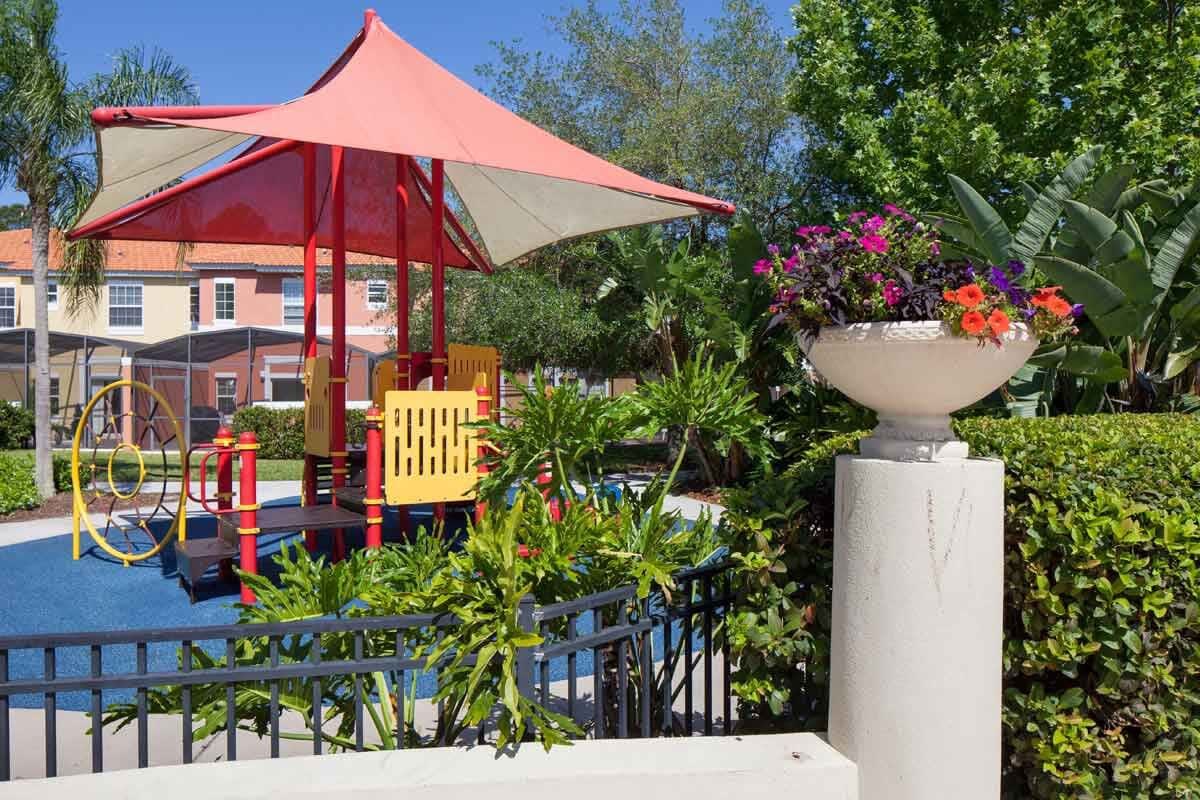 HOT TUB and free clubhouse Miles from Disney