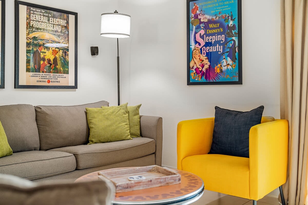 HOT TUB and free clubhouse Miles from Disney