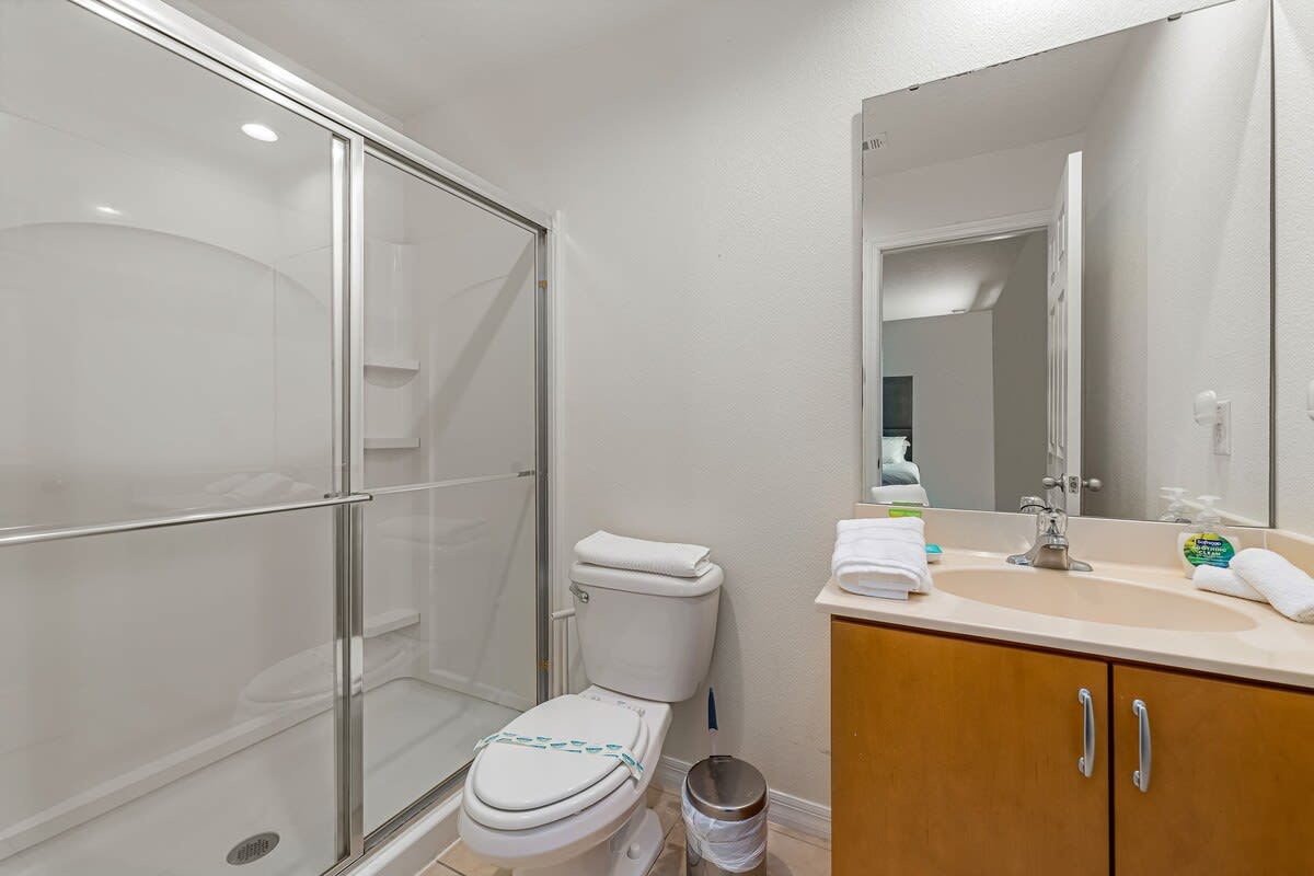 HOT TUB and free clubhouse Miles from Disney