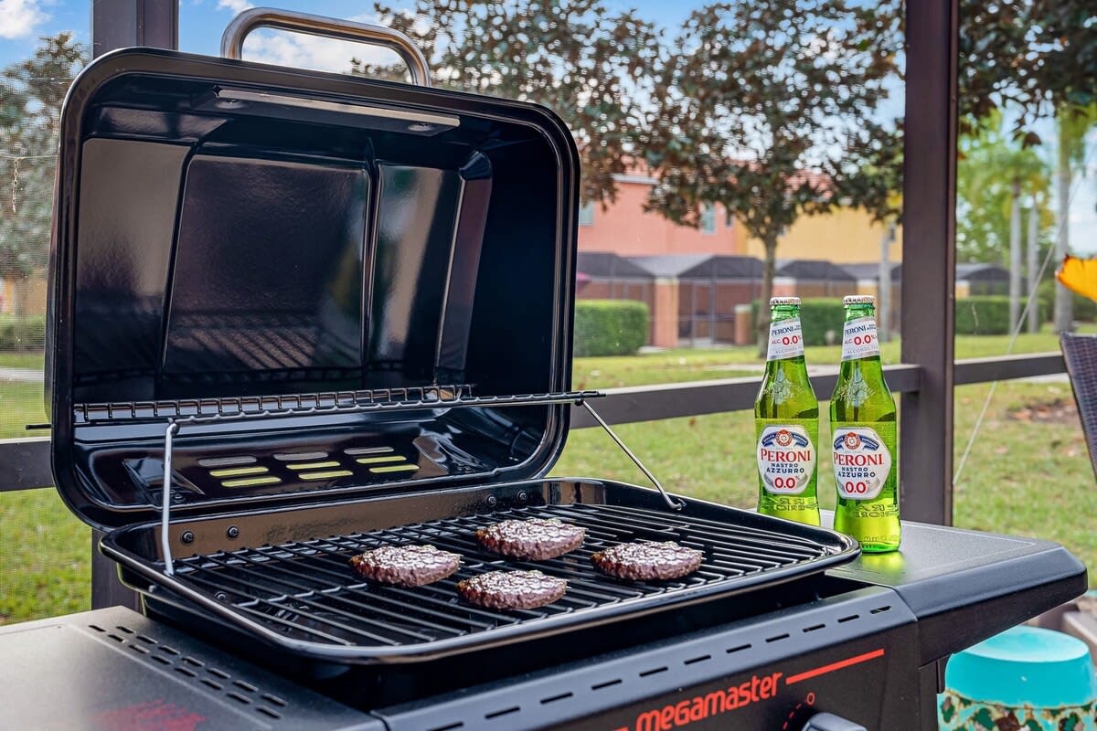 HOT TUB and free clubhouse Miles from Disney